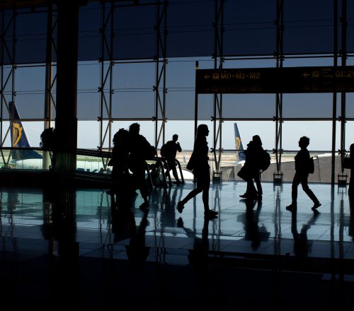 reizigers lopen door het vliegveld naar een gate
